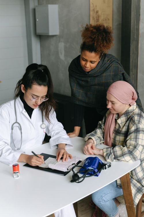 Doctora y paciente en consulta